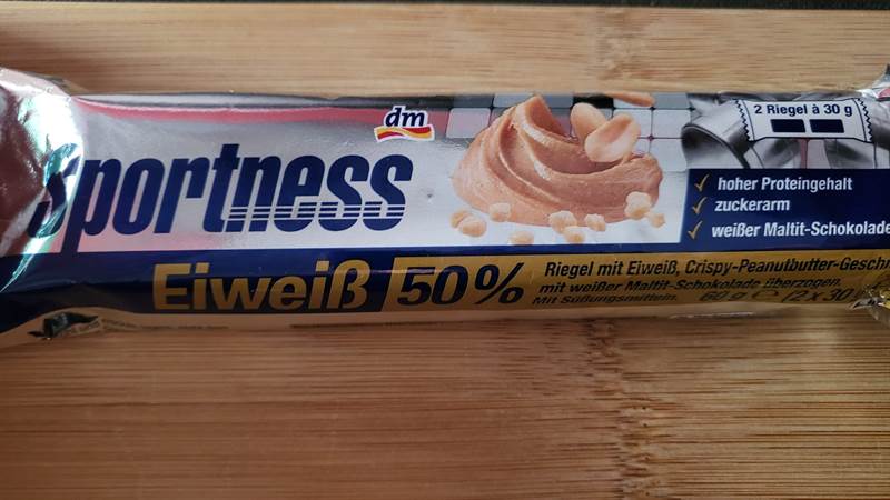 dm Sportness Eiweiß 50% Croccante di burro di arachidi ricoperta con cioccolato bianco